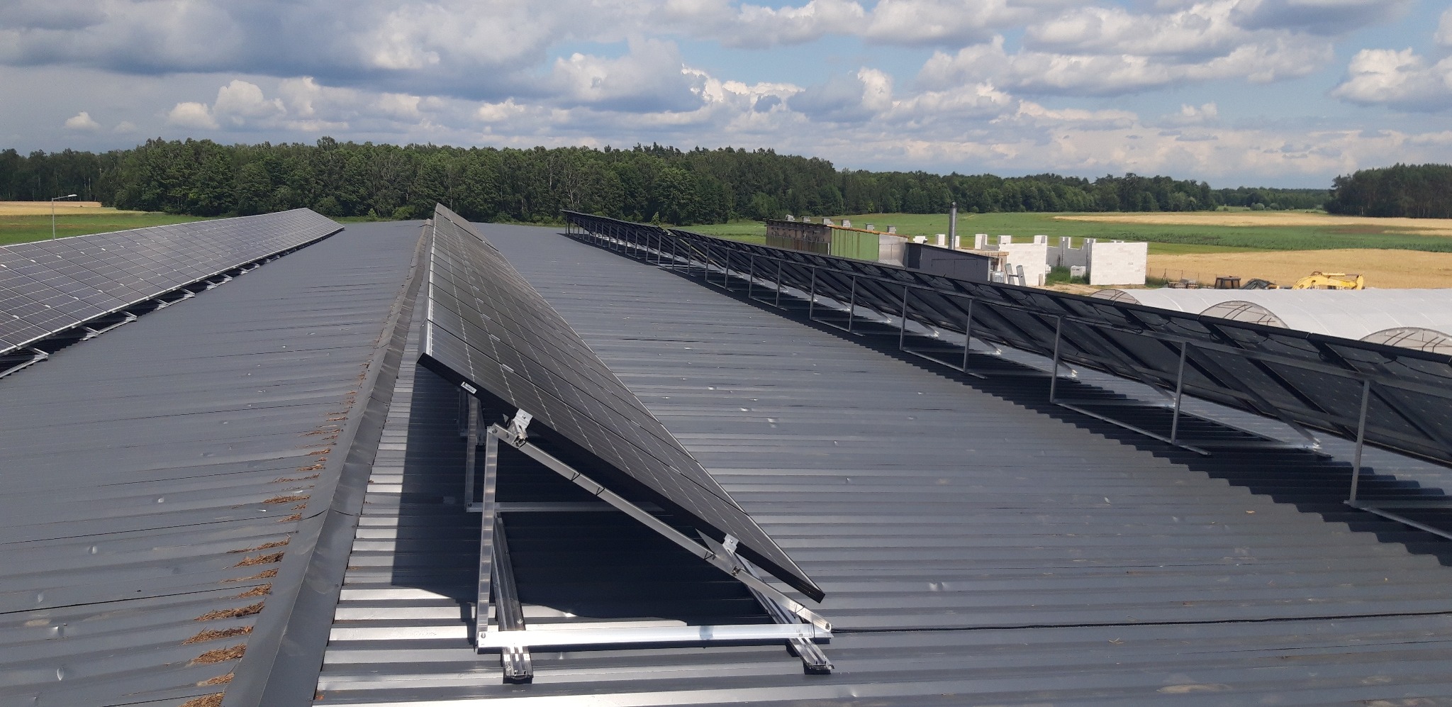 Montaż instalacji 50kWp. Część dachowa Dach — dach blacha trapezowa Konstrukcja — aluminiowe trójkąty
