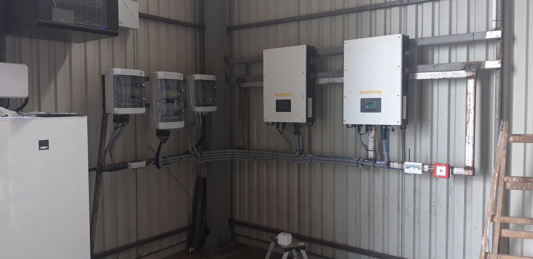 Montaż instalacji 50kWp. Część wewnętrzna oparta o falowniki Zewesolar