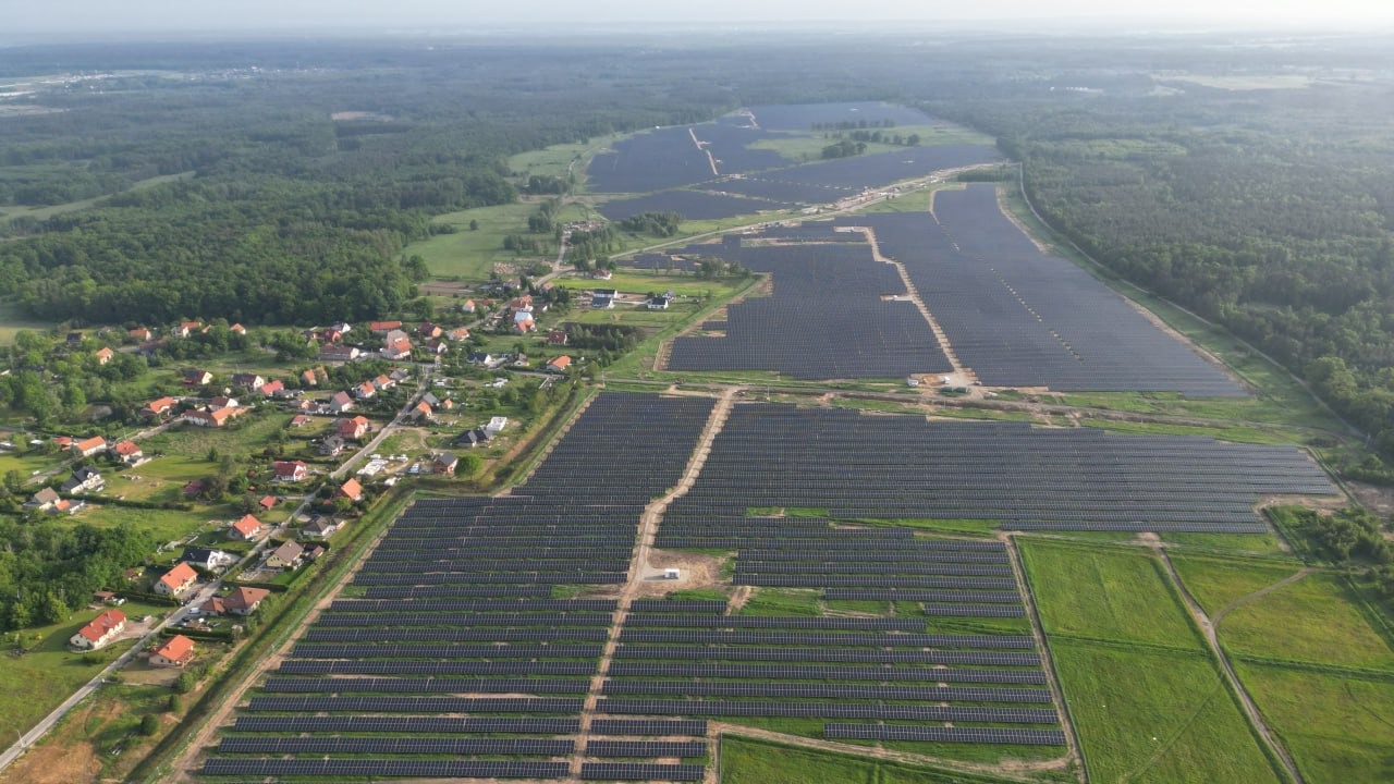 Montaż farmy fotowoltaicznej 113 MWp w gminie Miłkowice, w której mieliśmy przyjemność uczestniczyć.