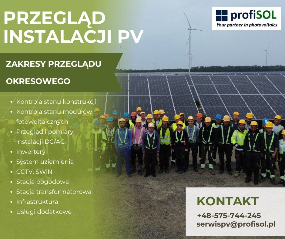 Grupa pracowników w kaskach i kamizelkach odblaskowych pozuje na tle instalacji fotowoltaicznej i turbin wiatrowych, prezentacja zakresu przeglądu okresowego instalacji PV.