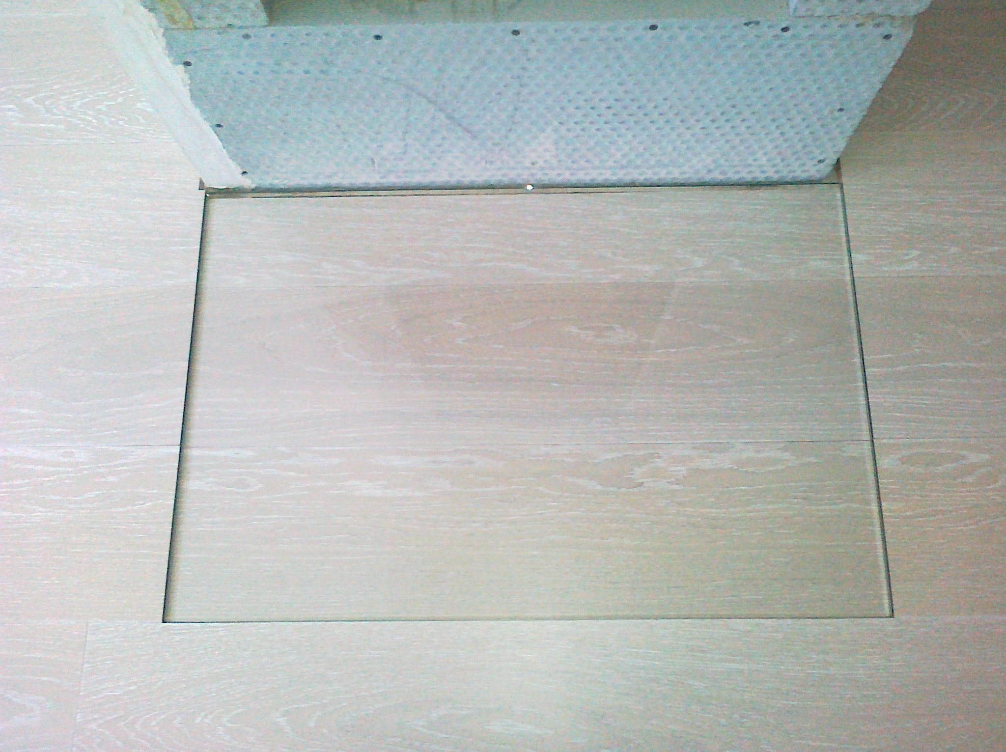 szyba wpuszczona w podłogę