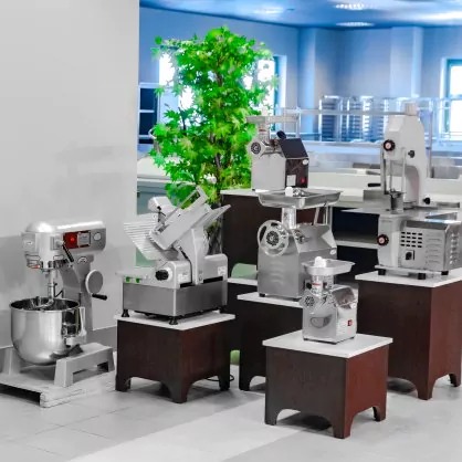 Ekspozycja różnorodnych, nowych urządzeń gastronomicznych ze stali nierdzewnej: mikser planetarny, krajalnica do wędlin, maszynki do mielenia mięsa, piła do kości, umieszczonych na ciemnych...