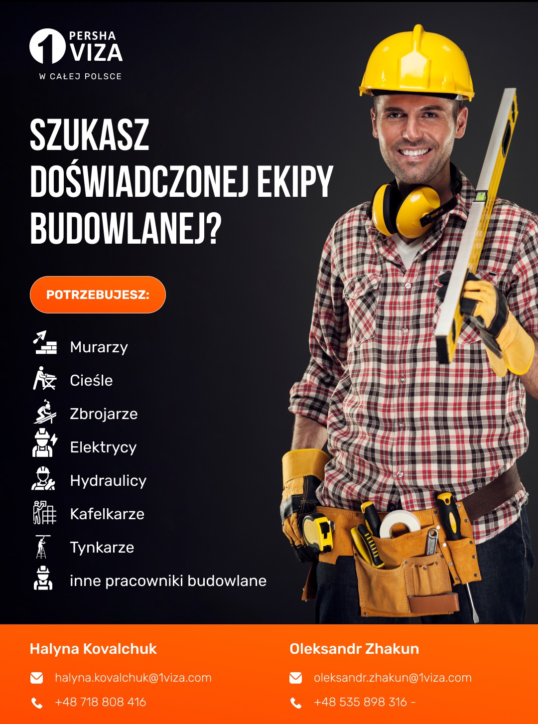 Uśmiechnięty pracownik budowlany w kasku, z poziomnicą i pasem narzędziowym, prezentujący ofertę firmy budowlanej.