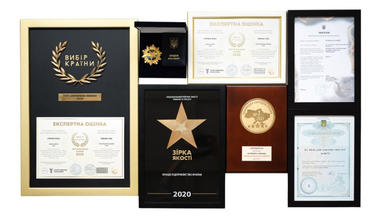 Kolekcja oprawionych certyfikatów i nagród, w tym 'Wybór Kraju', 'Gwiazda Jakości 2020', 'Ukraińska Nagroda Ludowa 2023' oraz inne odznaczenia, prezentowane na białym tle.