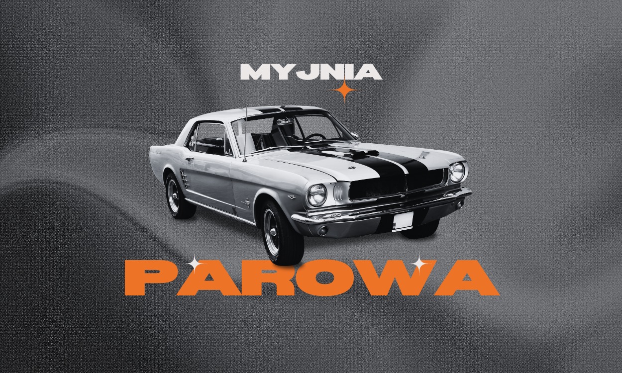 Grafika prezentuje klasyczny samochód Mustang z czarnym pasem na masce, umieszczony na teksturowanym szarym tle z pomarańczowymi napisami 'MYJNIA' i 'PAROWA'.