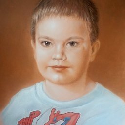 Andrzej Lipka - Portret chłopca w pastelach, ubrany w koszulkę z motywem Spider-Mana, na jednolitym, brązowym tle.