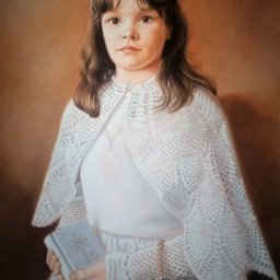 Andrzej Lipka - Portret dziewczynki w białej sukience i wianku, trzymającej książeczkę do pierwszej komunii, wykonany pastelami na brązowym tle.