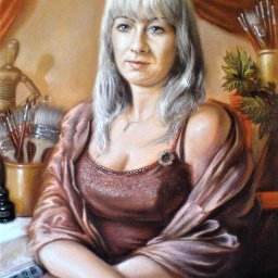 Andrzej Lipka - Portret kobiety z blond włosami w brązowej sukience i szalu, pędzle i manekin malarski w tle, ciepłe oświetlenie