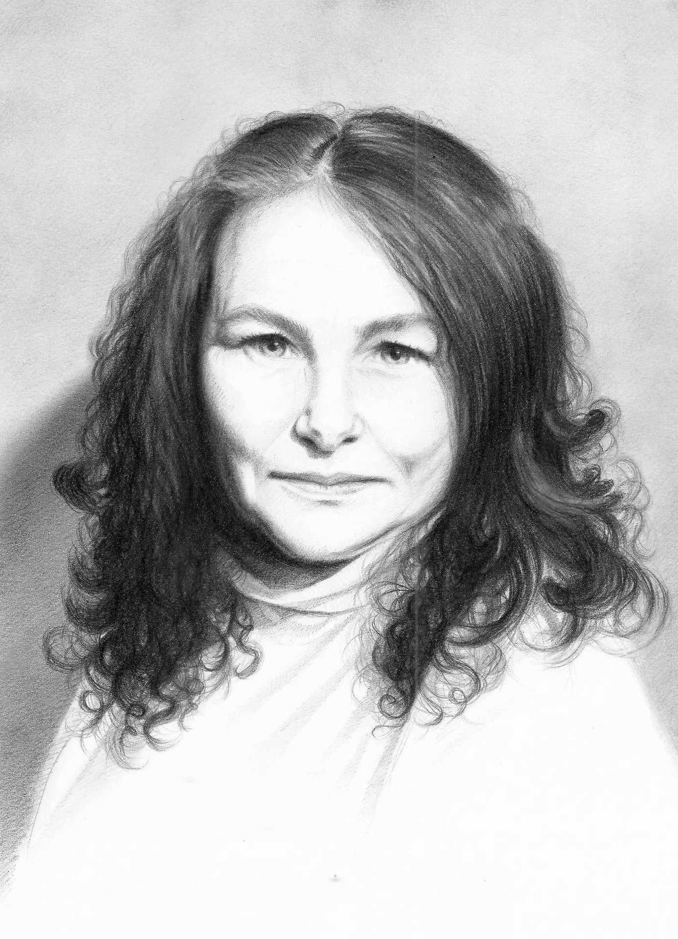 Portret kobiety z kręconymi włosami, wykonany ołówkiem, prezentujący umiejętności artysty z Ostrowca Świętokrzyskiego.