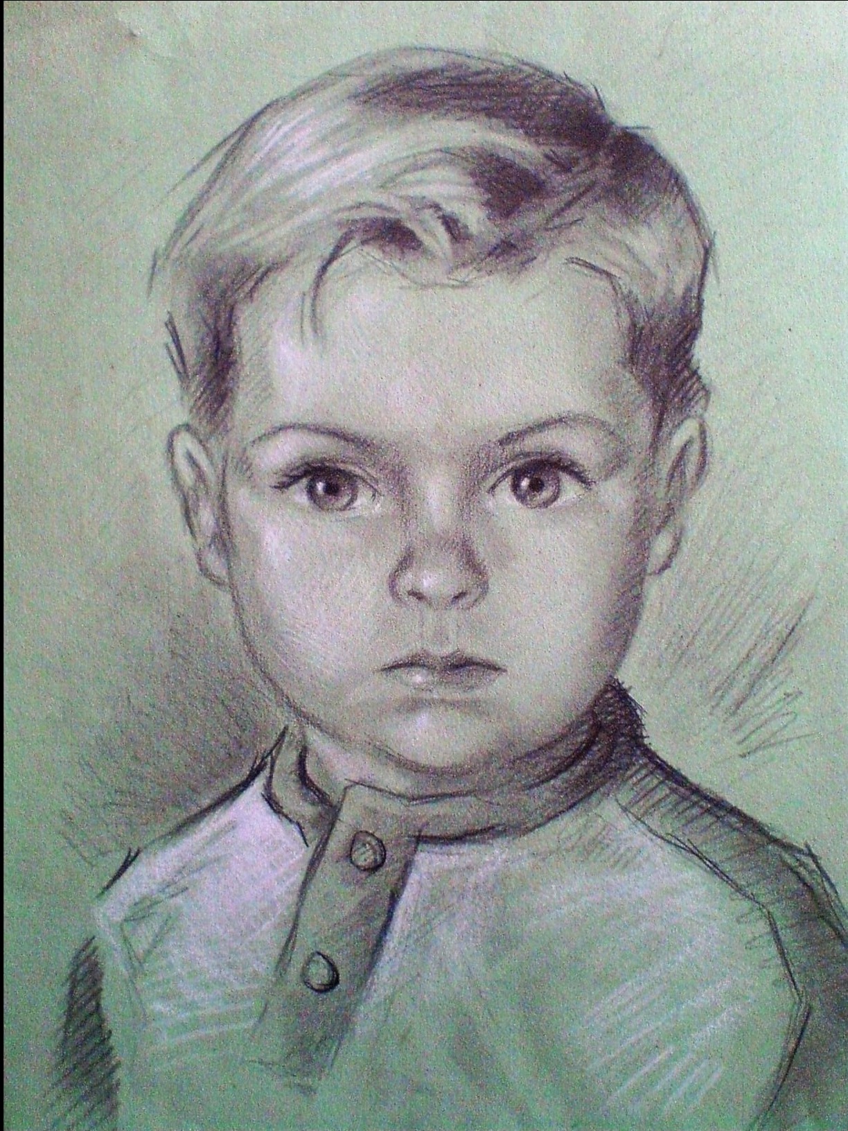 Portret chłopca, rysunek ołówkiem na zielonkawym papierze, z widocznymi pociągnięciami ołówka i delikatnym cieniowaniem.
