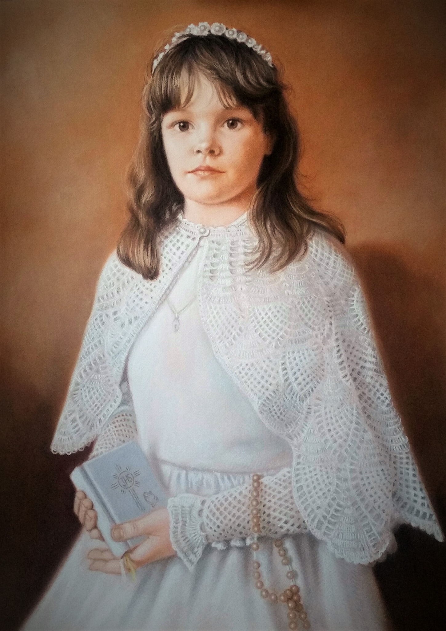 Portret dziewczynki w białej sukience i wianku, trzymającej książeczkę do pierwszej komunii, wykonany pastelami na brązowym tle.