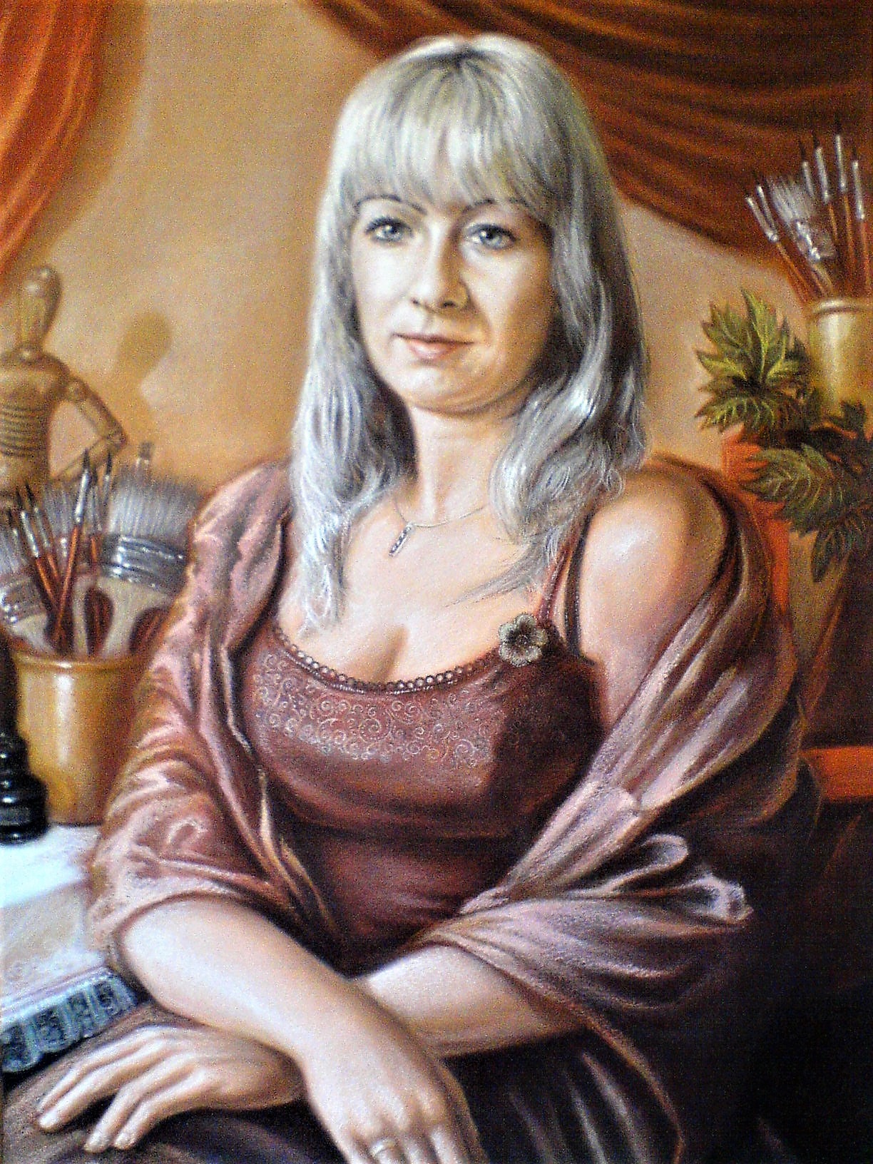 Portret kobiety z blond włosami w brązowej sukience i szalu, pędzle i manekin malarski w tle, ciepłe oświetlenie