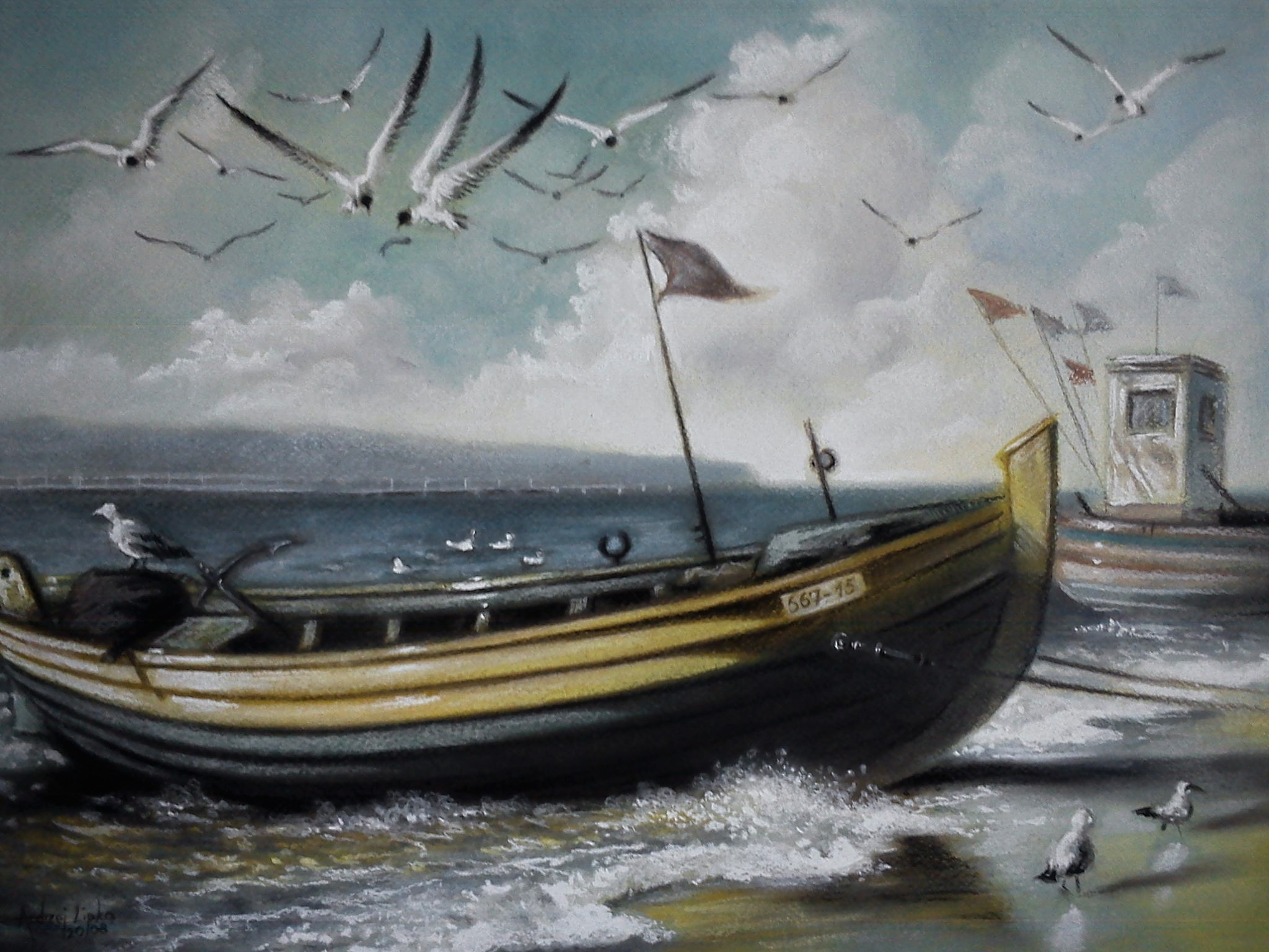 Pastelowy obraz przedstawiający łódź rybacką na brzegu morza z mewami w locie, spokojna woda i mgliste tło gór