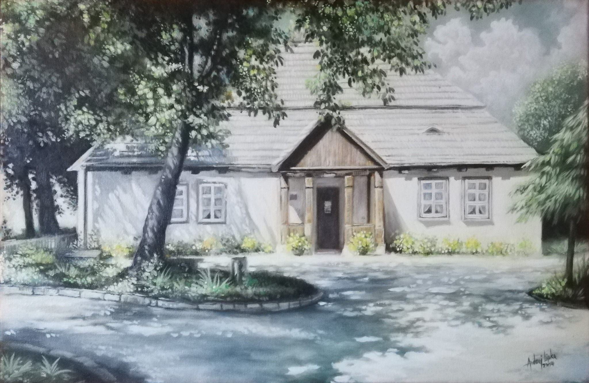 Obraz olejny przedstawiający biały, parterowy dom z drewnianym gankiem, otoczony drzewami i kwiatami, z widoczną sygnaturą autora w prawym dolnym rogu.