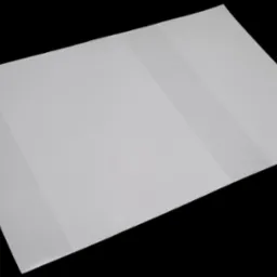 Rozłożony, biały karton z trzema panelami, z widocznymi liniami zagięć, na czarnym tle.