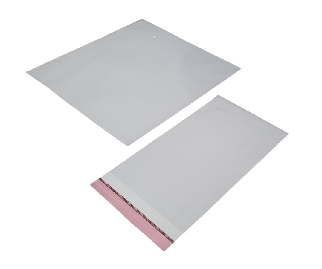 Dwa białe, płaskie, polietylenowe worki kurierskie, jeden z otworem wentylacyjnym, drugi z różową taśmą klejącą na dole, ułożone ukośnie na białym tle.