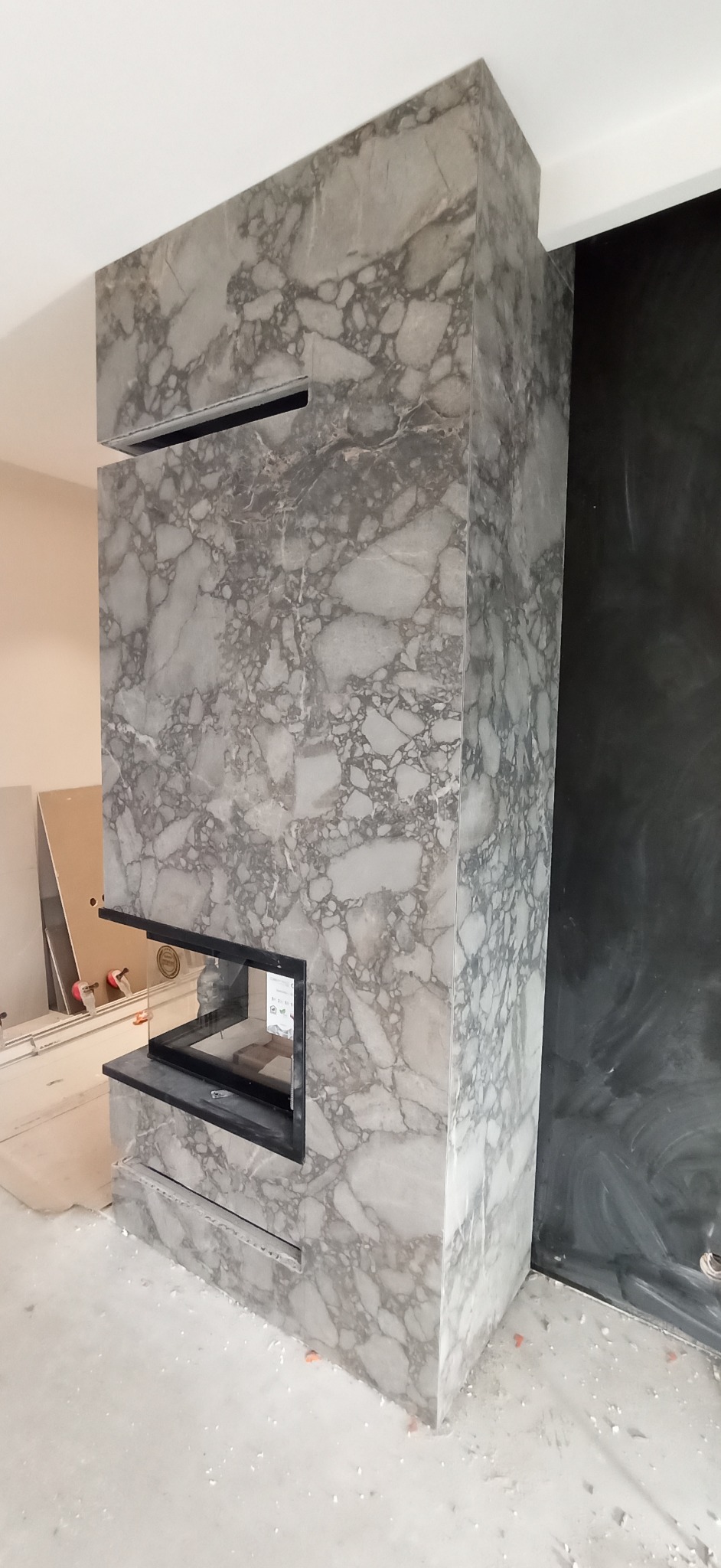 Wykonanie zabudowy z płytek wielkoformatowych