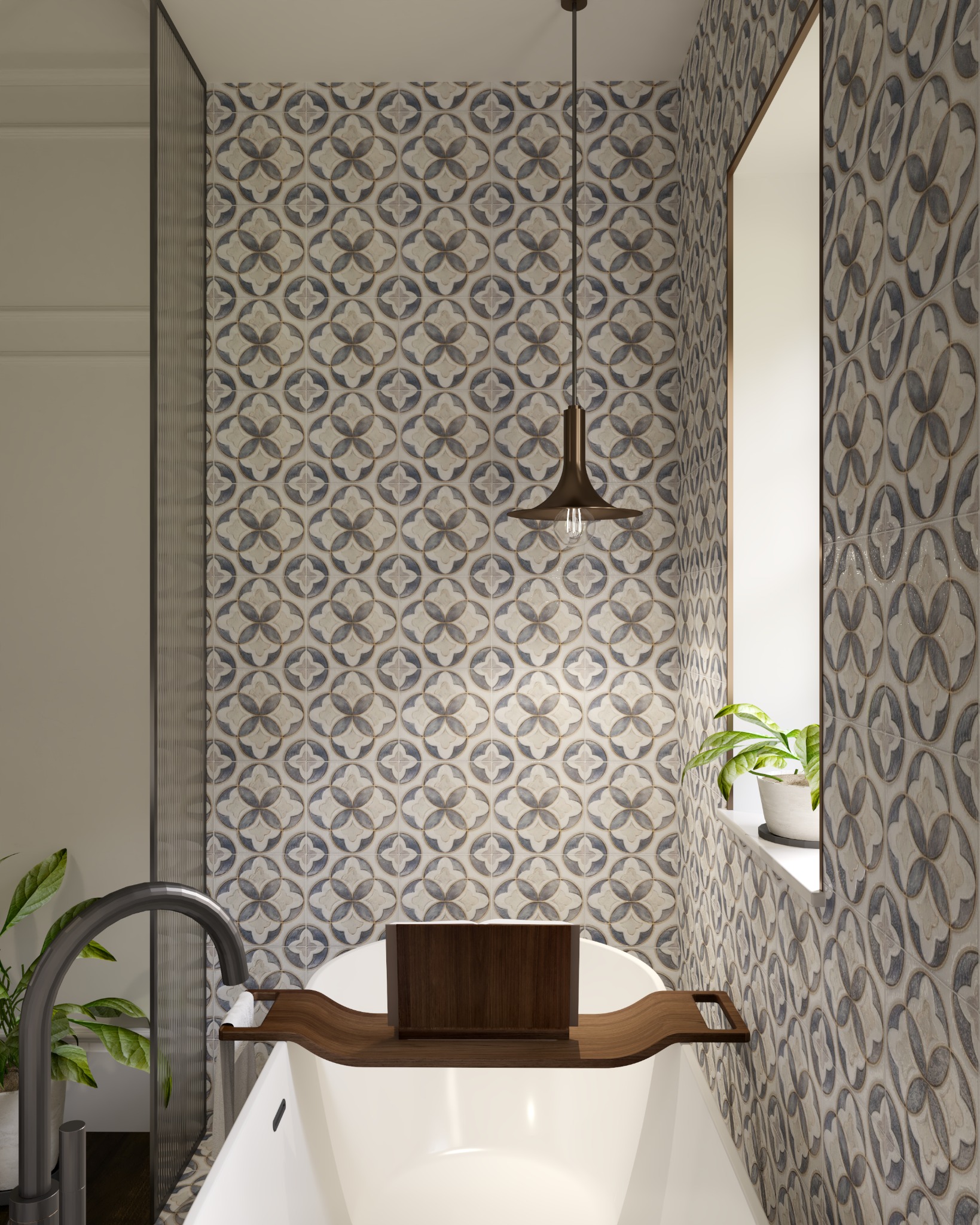 Wanna z drewnianą półką na akcesoria, bateria wannowa w kolorze grafitowym, ściany wyłożone dekoracyjnymi płytkami w kolorach błękitu i szarości, wisząca lampa z odkrytą żarówką, doniczka z zieloną...