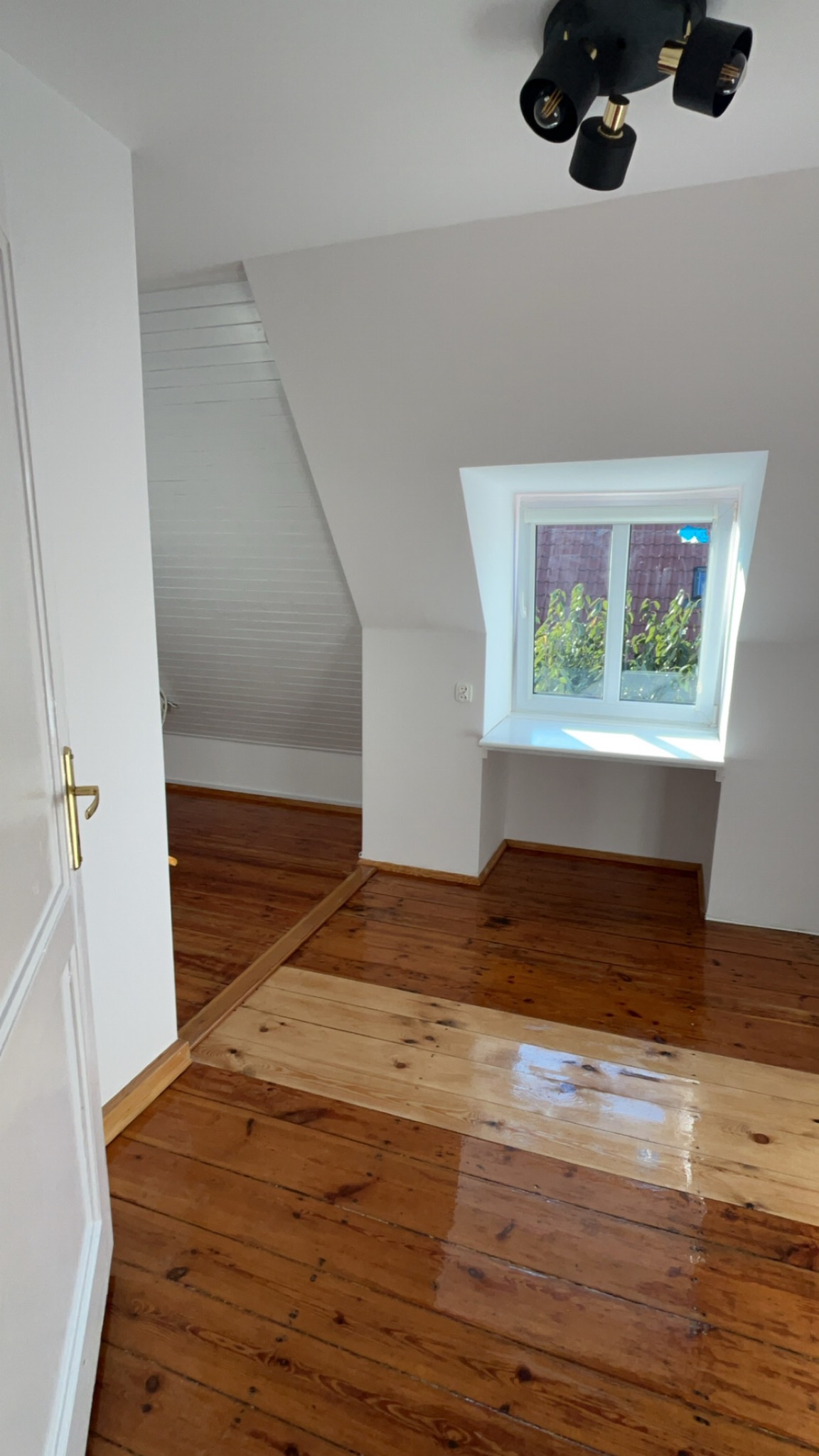 Wzmocnienie ścian Położenie gładzi Lakierowanie podłogi Malowanie ścian