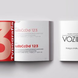 Piotr Ozga - Dwie otwarte książki: jedna z czerwonym napisem 'Typografia' i przykładami fontów, druga z logo firmy 'Vozilla' i napisem 'Księga znaku marki Vozilla'.
