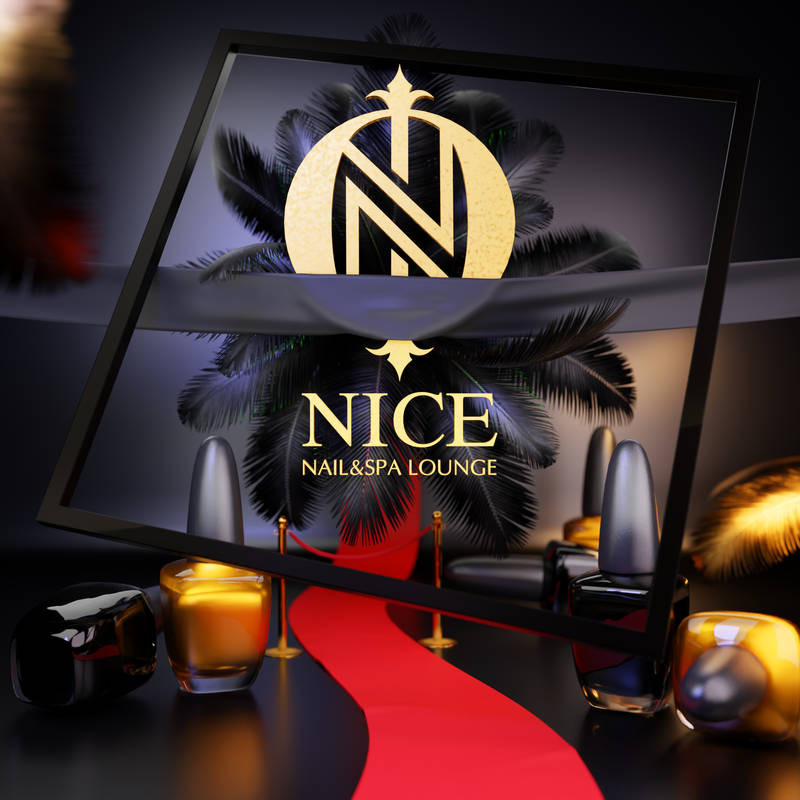 Elegancka wizualizacja logo 'NICE Nail&Spa Lounge' w ramce, z motywem czerwonego dywanu, piór i lakierów do paznokci w odcieniach złota i czerni.