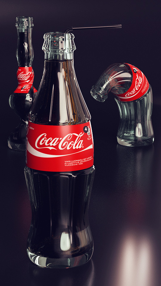 Trzy szklane butelki Coca-Coli na ciemnym tle, jedna stoi pionowo z czarną słomką, a dwie pozostałe są zdeformowane i leżą. Oświetlenie podkreśla kontury i etykiety.