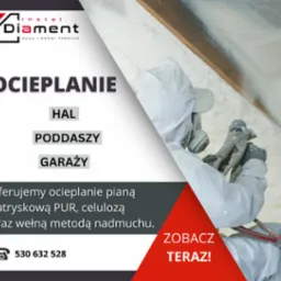 Natrysk pianki izolacyjnej na poddaszu przez pracownika w kombinezonie ochronnym, widoczny aplikator i fragment konstrukcji dachu.