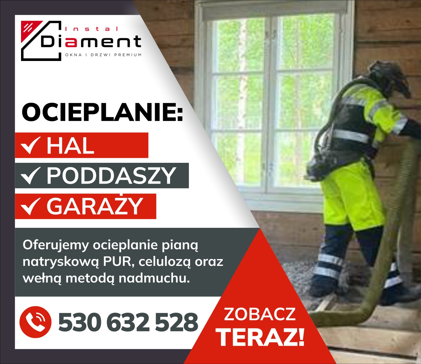 Pracownik w kombinezonie ochronnym aplikuje materiał izolacyjny na poddaszu drewnianego domu, widoczne okno i fragment reklamy firmy.