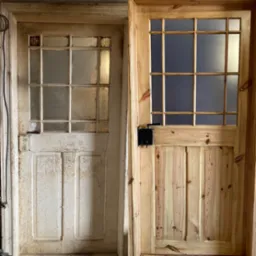 Porównanie odnowionej i nieodnowionej drewnianej stolarki drzwiowej z szybami, ukazujące efekt renowacji.