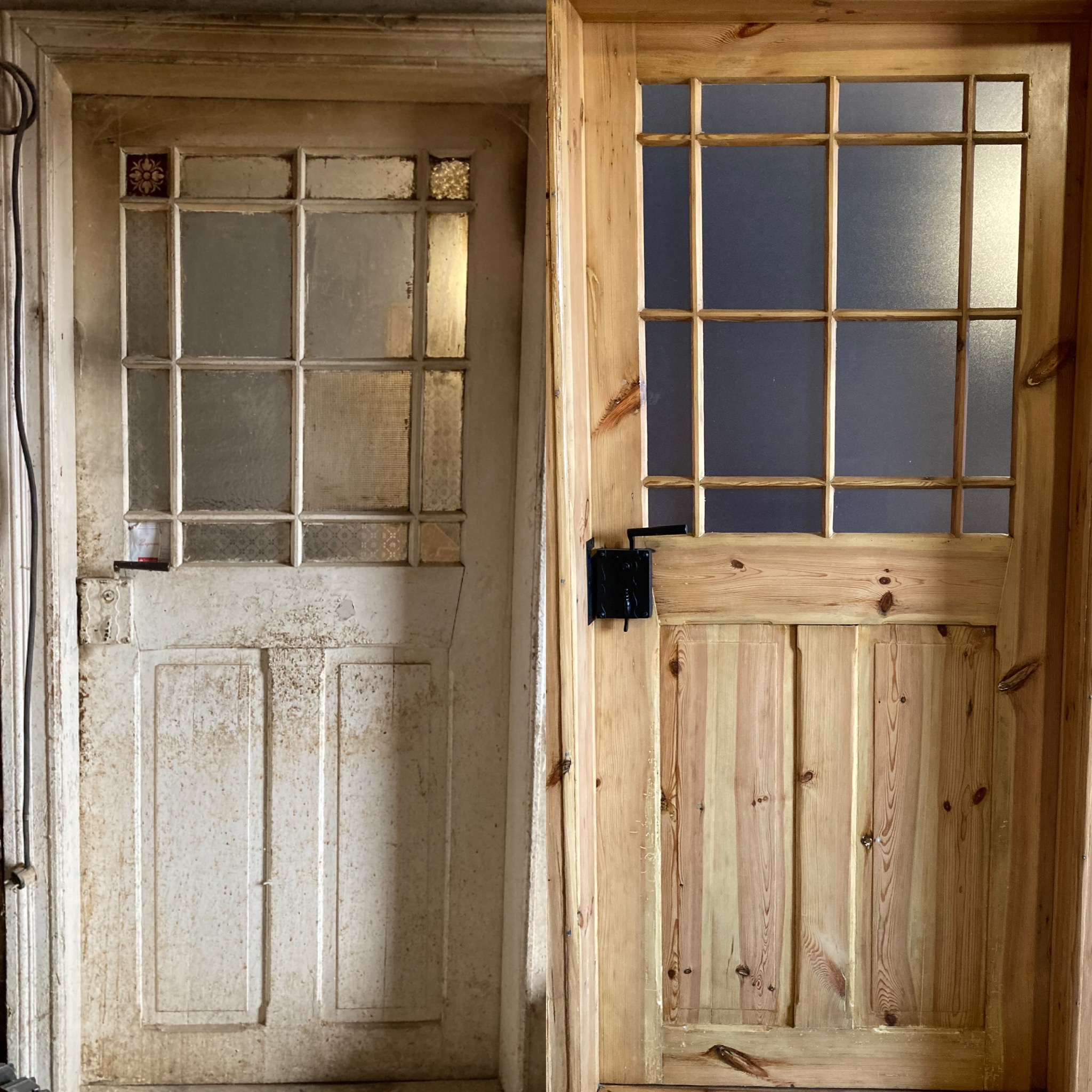 Porównanie odnowionej i nieodnowionej drewnianej stolarki drzwiowej z szybami, ukazujące efekt renowacji.