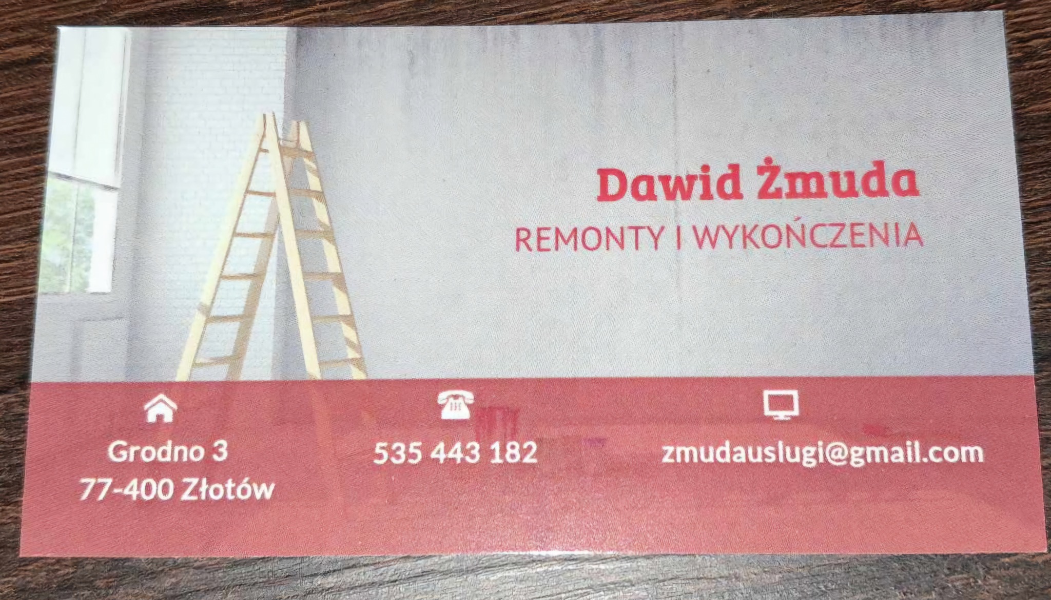 Wizytówka firmy Dawid Żmuda Remonty i Wykończenia z grafiką drabiny opierającej się o ścianę w odcieniach szarości, adres, numer telefonu i adres e-mail