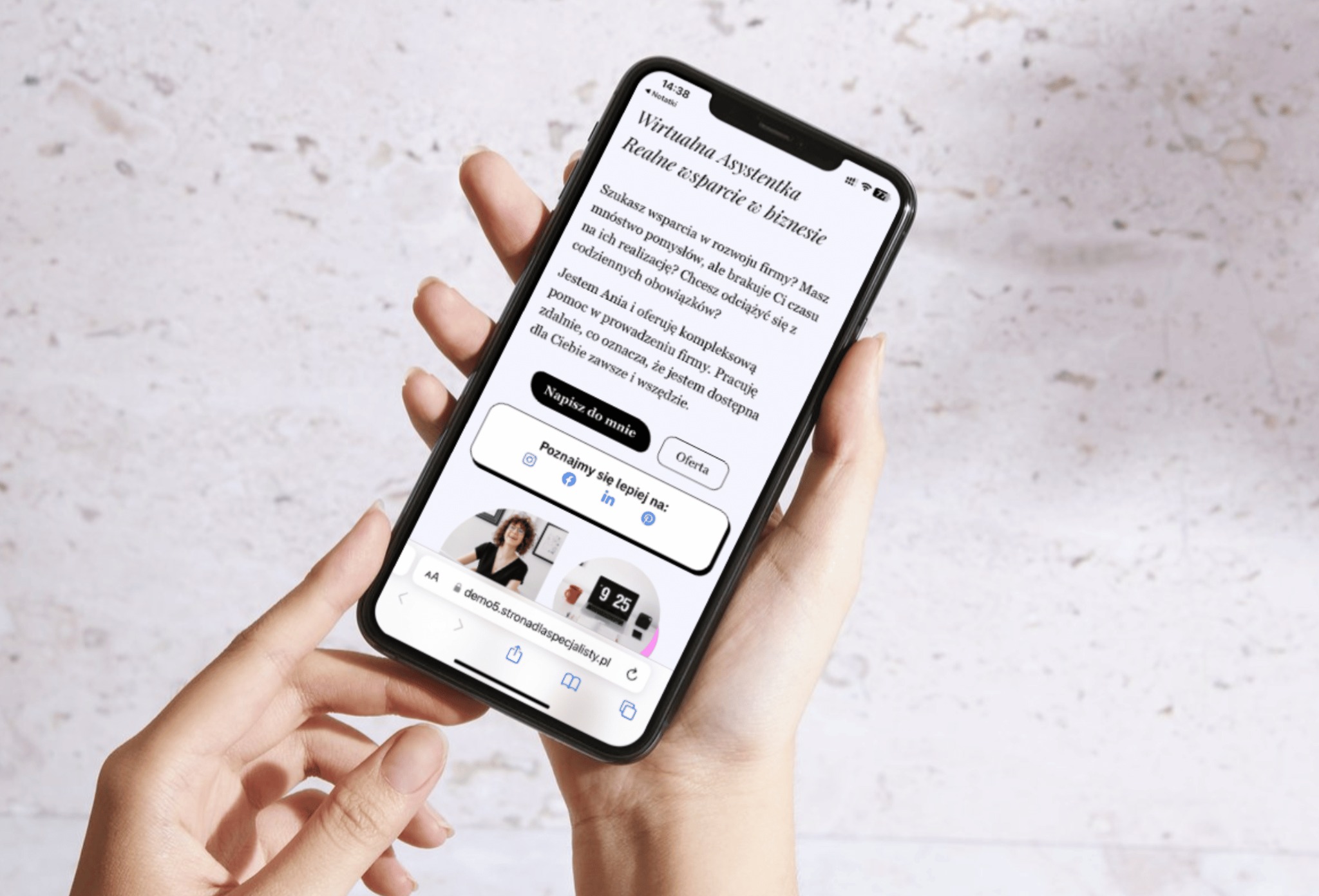 Kobieta trzyma iPhone z wyświetloną stroną internetową wirtualnej asystentki, prezentującą ofertę wsparcia biznesu.