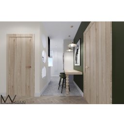 Izabela Wysocka - Wizualizacja korytarza z drewnianą podłogą ułożoną w jodełkę, drewnianymi drzwiami i stołem-barkiem z zielonymi stołkami barowymi, oświetlonego trzema lampami wiszącymi.