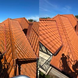 Paweł Palczyński - Porównanie dachu z czerwonej dachówki przed i po czyszczeniu, widoczne różnice w kolorze i usunięcie mchu, cień osoby wykonującej prace widoczny na dachu.
