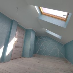 WRO IVESTALL - Pokój na poddaszu po malowaniu, ściany w odcieniach błękitu z dekoracyjną strukturą, białe linie na ścianie szczytowej, okno dachowe, drzwi zabezpieczone folią.