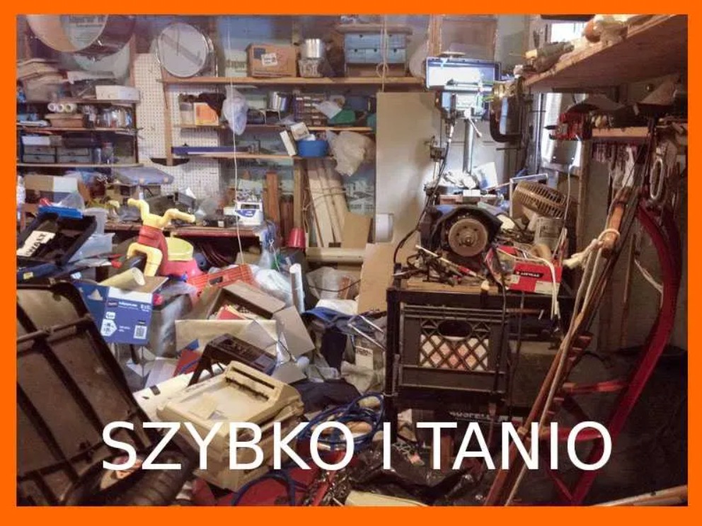 Zagracone pomieszczenie ze stertą przedmiotów, w tym zabawki, kartony i sprzęt warsztatowy, z półkami uginającymi się pod ciężarem różnorodnych rzeczy.