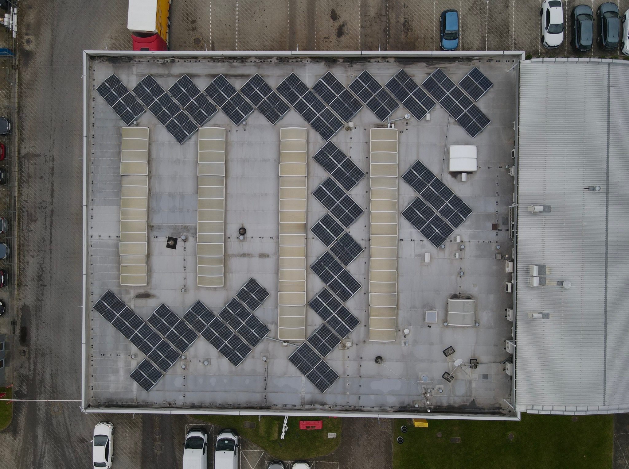 Instalacja dla firmy, generująca energie elektryczna na własne potrzeby.