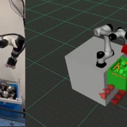 Ramię robota przemysłowego w Krakowie, po lewej stronie w rzeczywistym środowisku laboratoryjnym, po prawej stronie symulacja 3D z elementami w kolorach czerwonym, zielonym i żółtym.