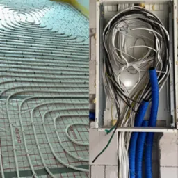 Dwie części zdjęcia: po lewej ogrzewanie podłogowe z białych rurek na folii z czerwoną kratką, po prawej puszka elektryczna z kablami w ścianie z betonu komórkowego.