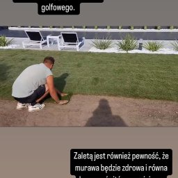 SMART GARDEN Michał Skrzyniarz - Układanie trawy z rolki przy ogrodzie z białymi kamieniami i leżakami, mężczyzna w szarej koszulce dociska krawędzie trawy do ziemi.