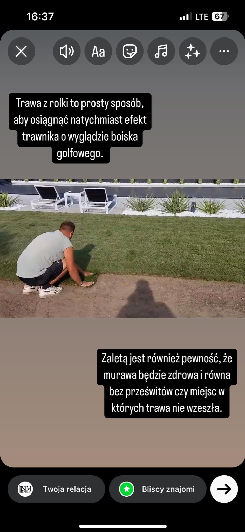 Układanie trawy z rolki przy ogrodzie z białymi kamieniami i leżakami, mężczyzna w szarej koszulce dociska krawędzie trawy do ziemi.