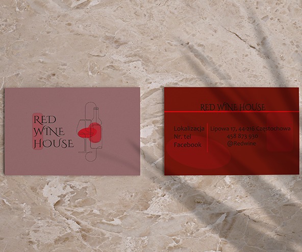 Dwie wizytówki Red Wine House na marmurowym tle, jedna w odcieniach różu z minimalistycznym rysunkiem kieliszka i butelki, druga w odcieniach czerwieni z danymi kontaktowymi.
