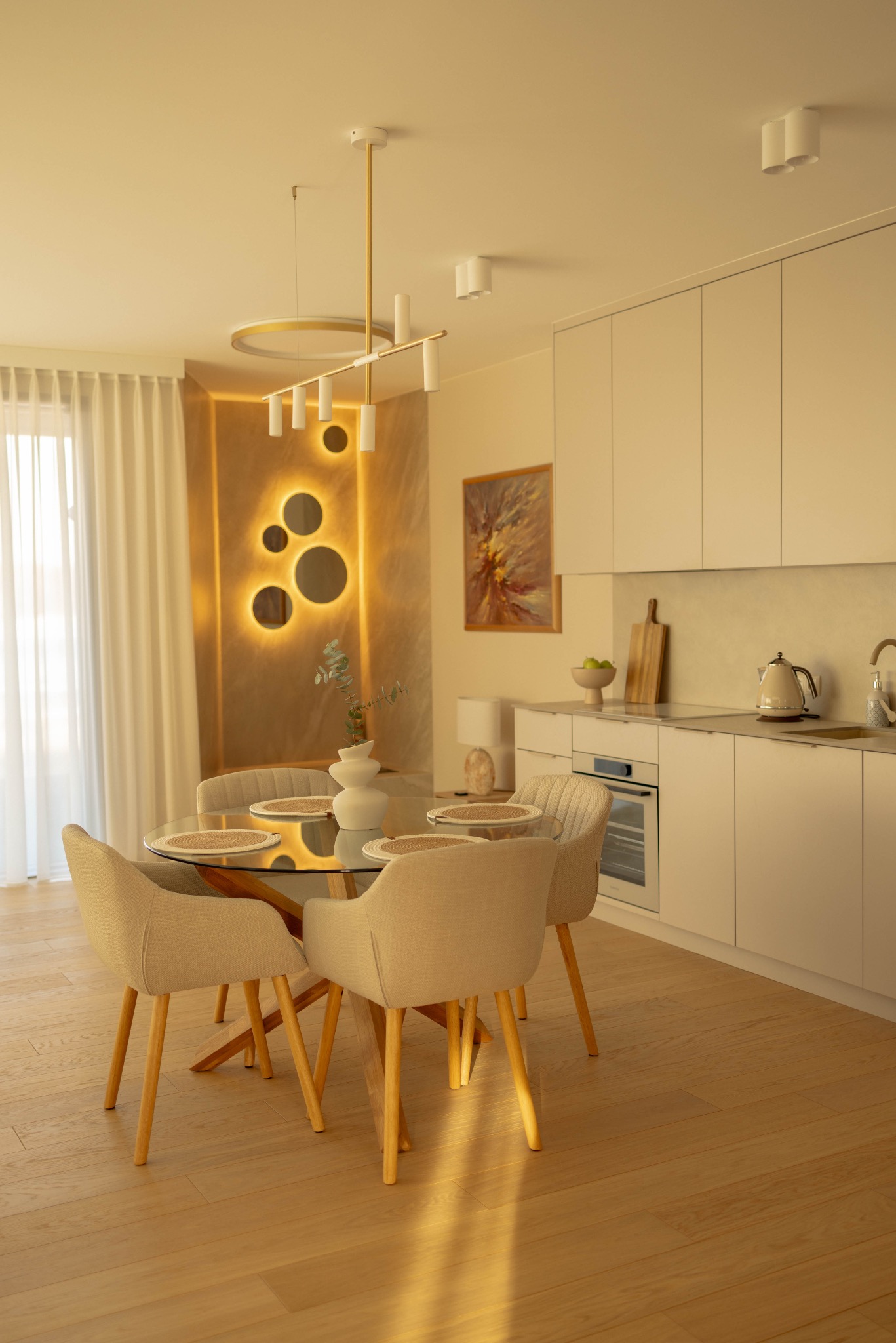 Jasne wnętrze apartamentu z okrągłym stołem, krzesłami i aneksem kuchennym. Dekoracyjne oświetlenie ściany dodaje ciepła. Minimalistyczny design.