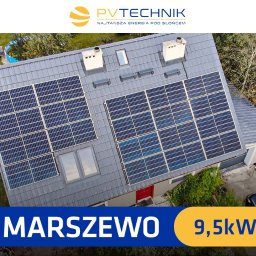 PV TECHNIK SPÓŁKA Z OGRANICZONĄ ODPOWIEDZIALNOŚCIĄ - Widok z góry na dom z szarą dachówką, na której zamontowano panele słoneczne; widoczne dwa kominy, okno dachowe, czerwone drzwi wejściowe, fragment ogrodu i zaparkowany samochód.