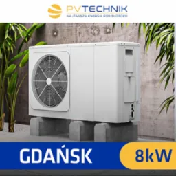 Pompa ciepła o mocy 8kW zainstalowana na betonowych podstawach w otoczeniu zieleni, prezentowana przez firmę z Warszawy. Urządzenie stoi na zewnątrz budynku z betonową ścianą.