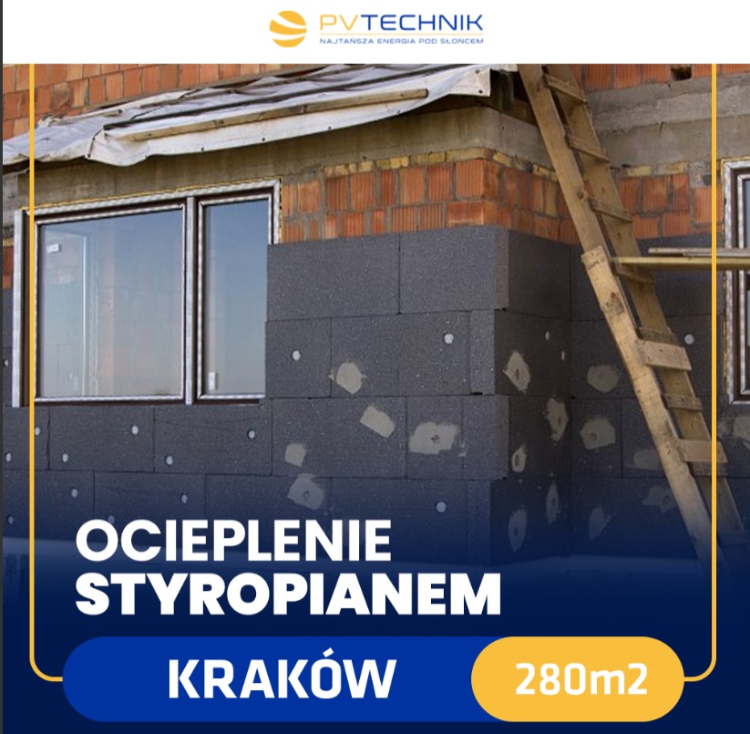 Ocieplenie budynku styropianem grafitowym, widoczna ściana z oknem, fragment muru z cegły i drabina drewniana