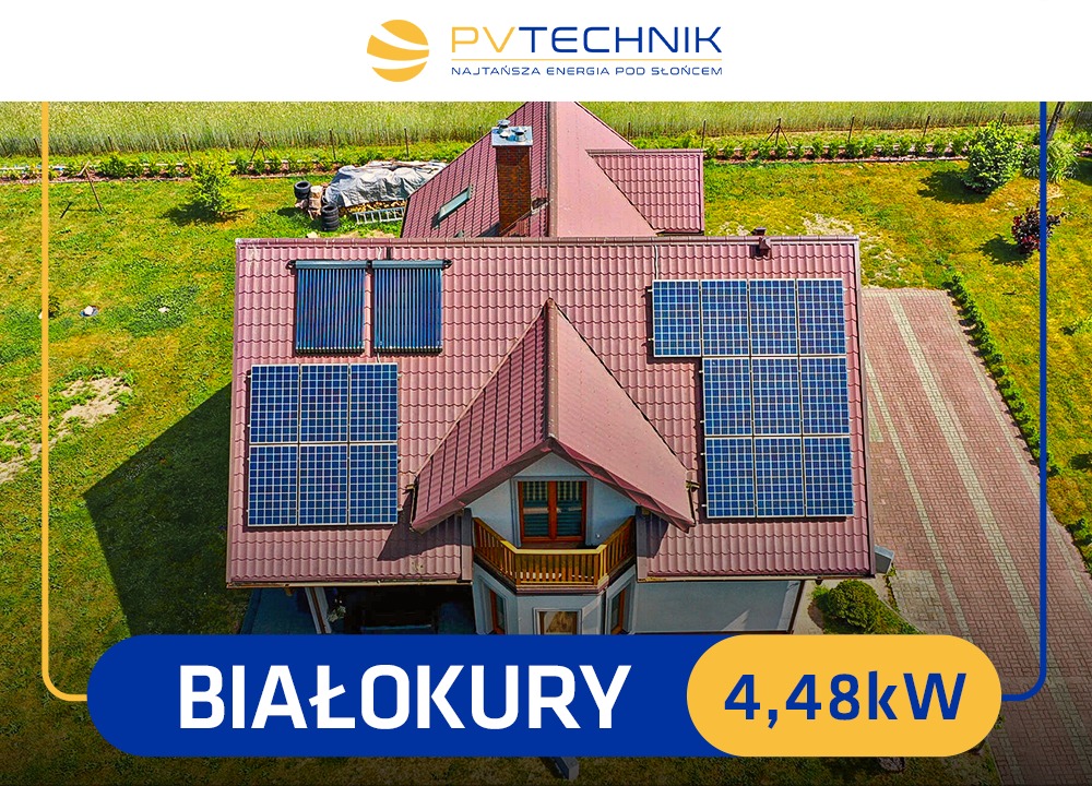 Widok z góry na dom z czerwoną dachówką, na której zamontowano panele słoneczne i kolektory słoneczne. Grafika reklamowa z nazwą miejscowości BiałoKury i informacją o mocy 4,48kW.