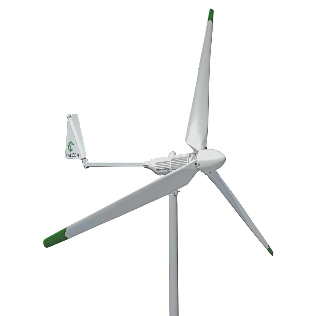 Mała turbina wiatrowa z trzema łopatami, pomalowanymi na biało z zielonymi końcówkami, umieszczona na białym tle, z widocznym logo 'FALCON' na stateczniku.
