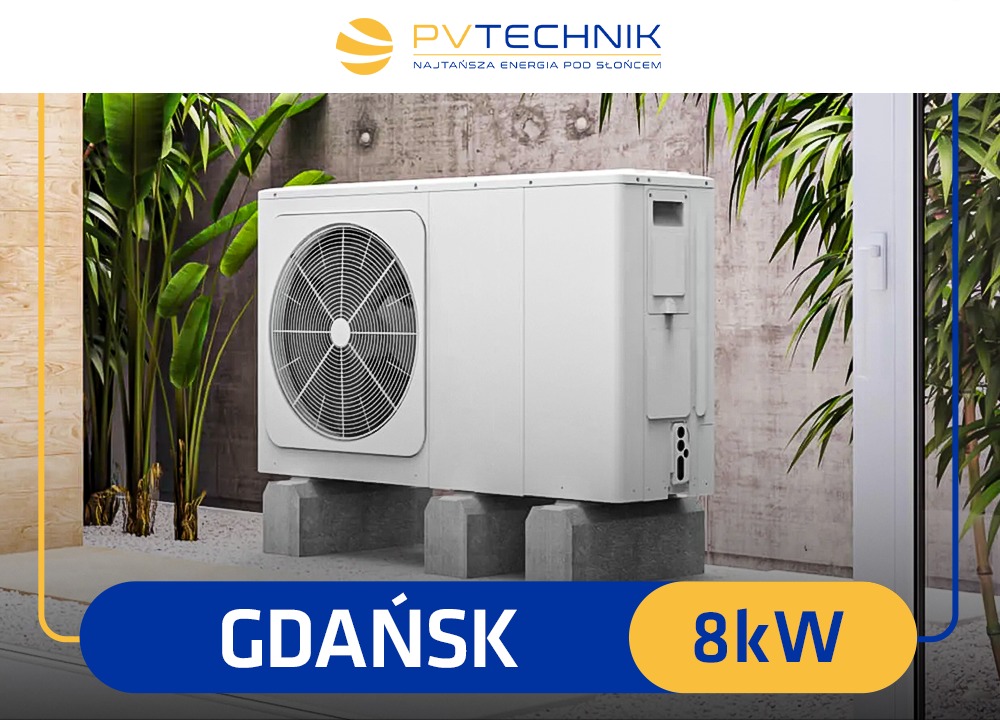 Pompa ciepła o mocy 8kW zainstalowana na betonowych podstawach w otoczeniu zieleni, prezentowana przez firmę z Warszawy. Urządzenie stoi na zewnątrz budynku z betonową ścianą.