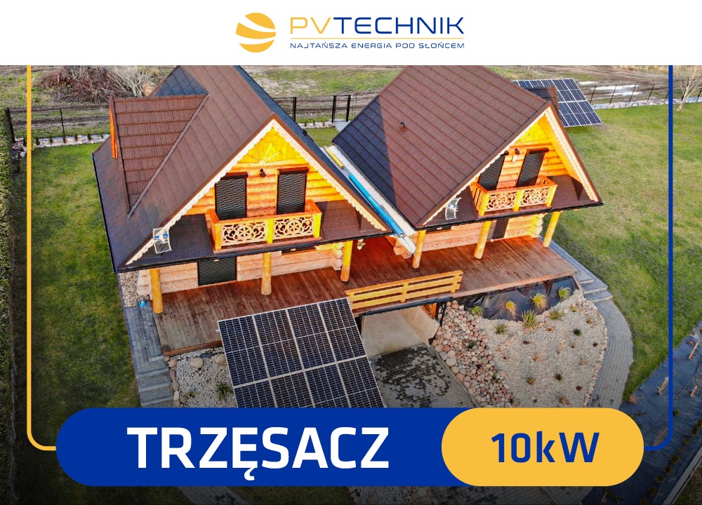 Drewniany dom z brązowym dachem i panelami słonecznymi na dachu i przed budynkiem, widok z góry.